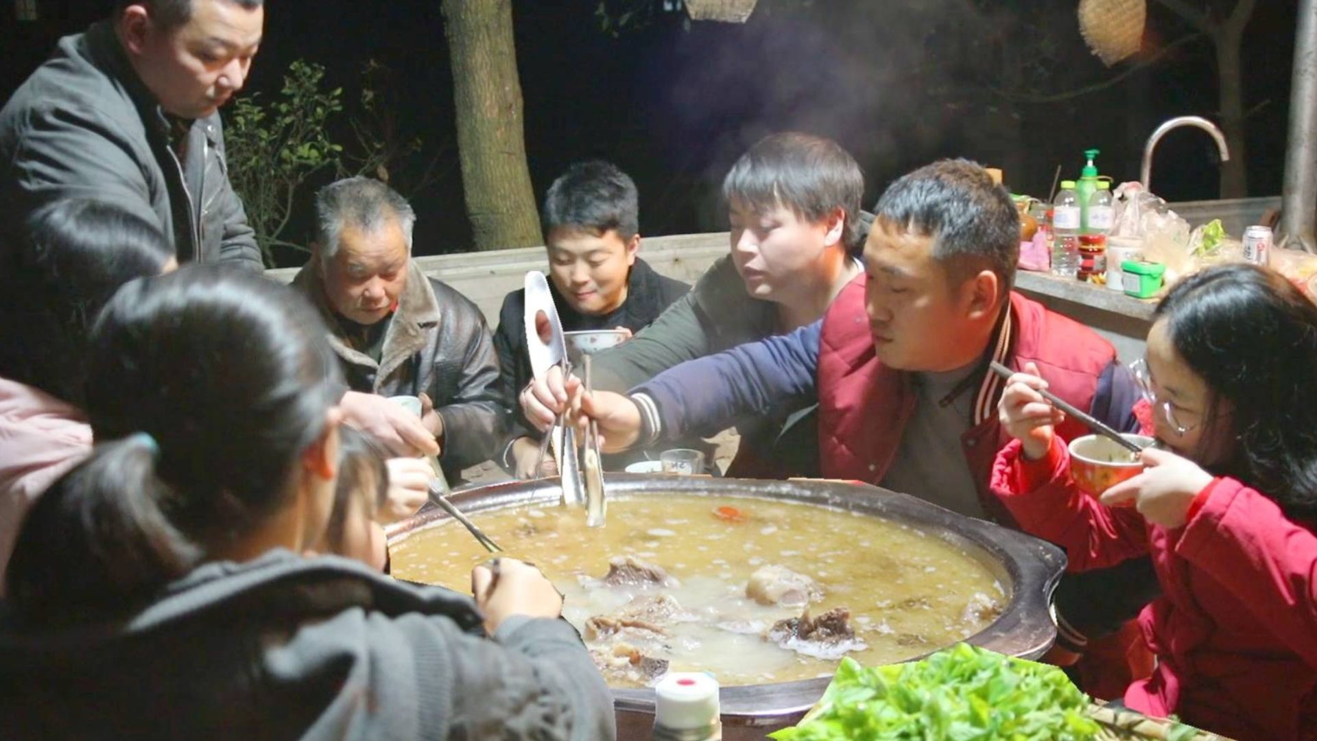 185整8斤羊肉羊骨,大铁锅里熬到天黑,汤浓又鲜,冬至来1锅全身暖和